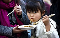 почему китайцы и японцы едят палочками